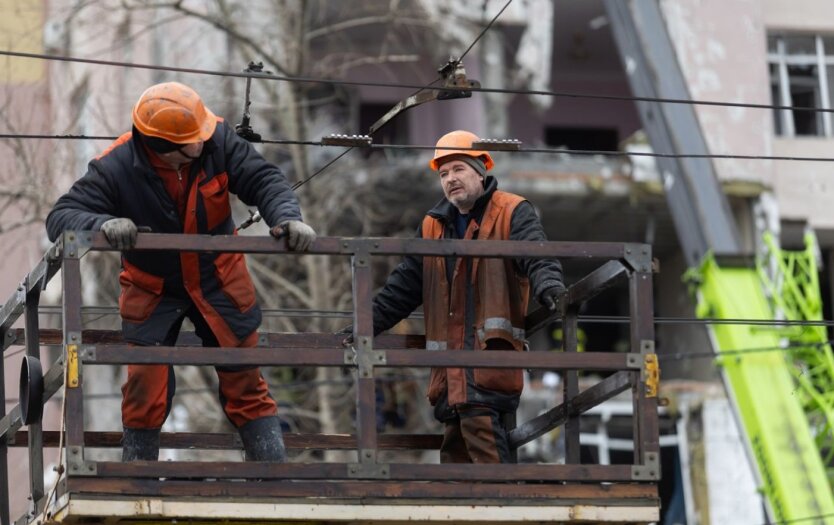 Ekipy naprawcze pracowały nad przywróceniem dostaw energii elektrycznej, photo - Getty Images