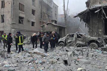 Rosja uderzyła 2 rakietami w budynek mieszkalny w Charkowie: co wiadomo o poszkodowanych