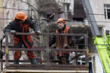 Ekipy naprawcze pracowały nad przywróceniem dostaw energii elektrycznej, photo - Getty Images